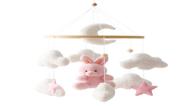 Pourquoi le Mobile de Lit Bébé Peluche Lapin et Nuages Est le Meilleur Cadeau de Naissance ?