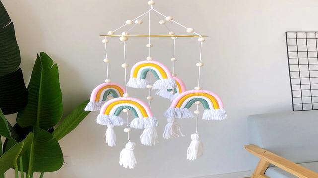 Le Mobile Arc-en-Ciel : Cadeau de Naissance Parfait pour une Décoration de Chambre Bébé