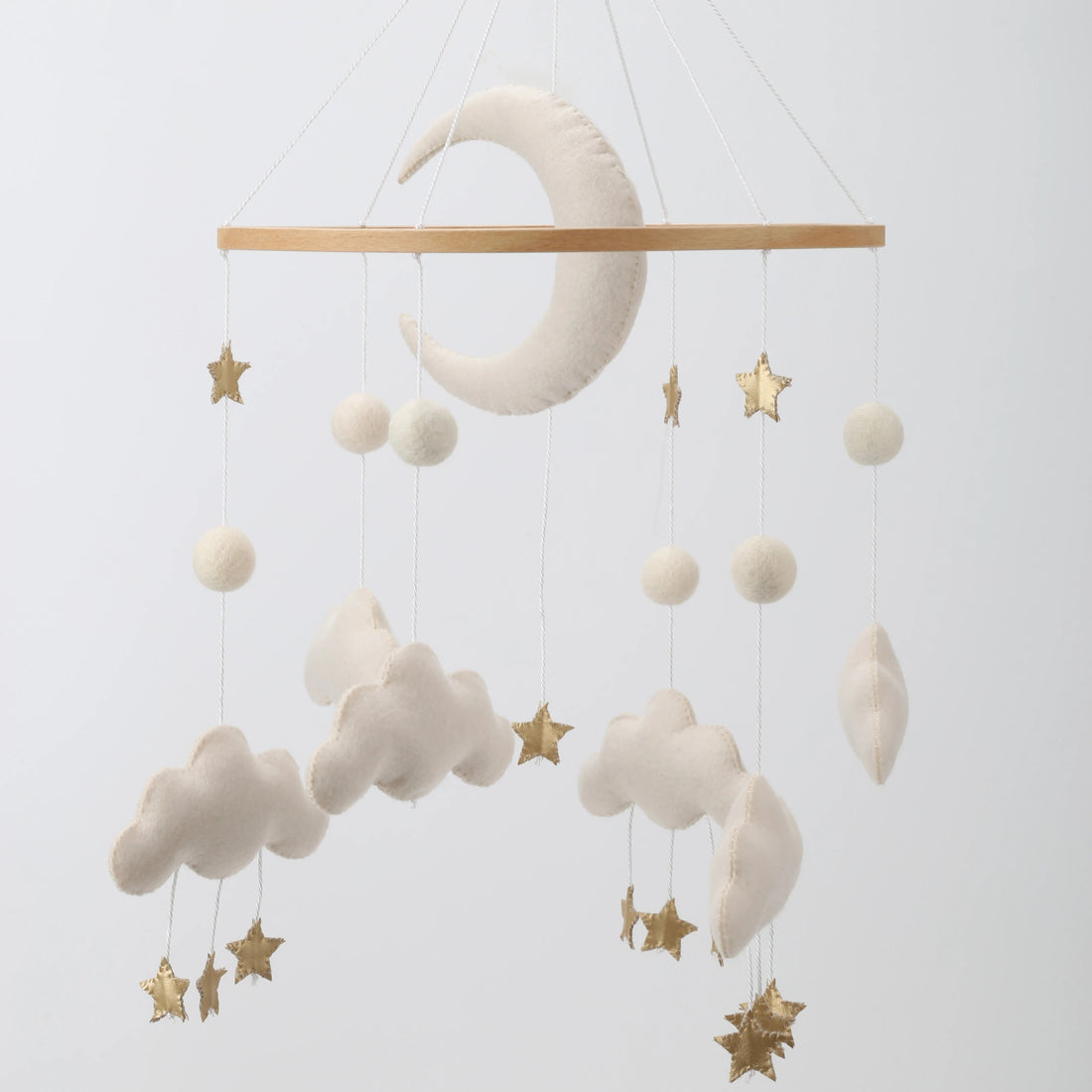 Comment choisir le meilleur cadeau de naissance : Mobile de Lit Bébé Lune et Nuages en Feutre