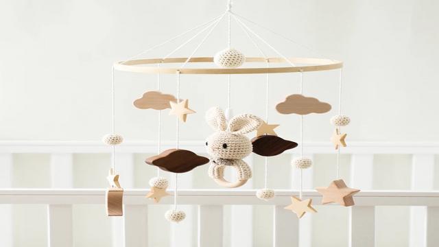 Découvrez le Mobile Bébé Crochet Animal : Le Cadeau de Naissance Idéal et Déco pour la Chambre de Bébé