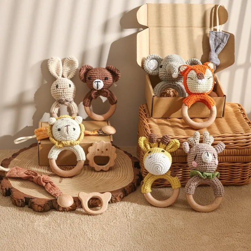 Coffret Cadeau de Naissance – Hochet crocheté, anneau de dentition, attache tétine en bois - Ours- Le monde des pitchounes