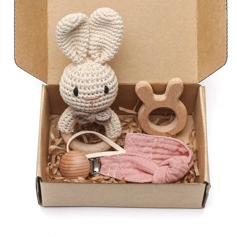 Coffret Cadeau de Naissance – Hochet crocheté, anneau de dentition, attache tétine en bois - Lapin- Le monde des pitchounes