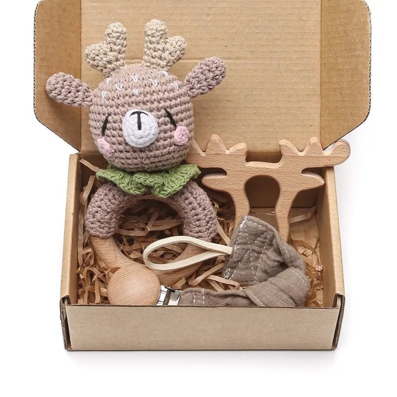 Coffret Cadeau de Naissance – Hochet crocheté, anneau de dentition, attache tétine en bois - Cerf- Le monde des pitchounes