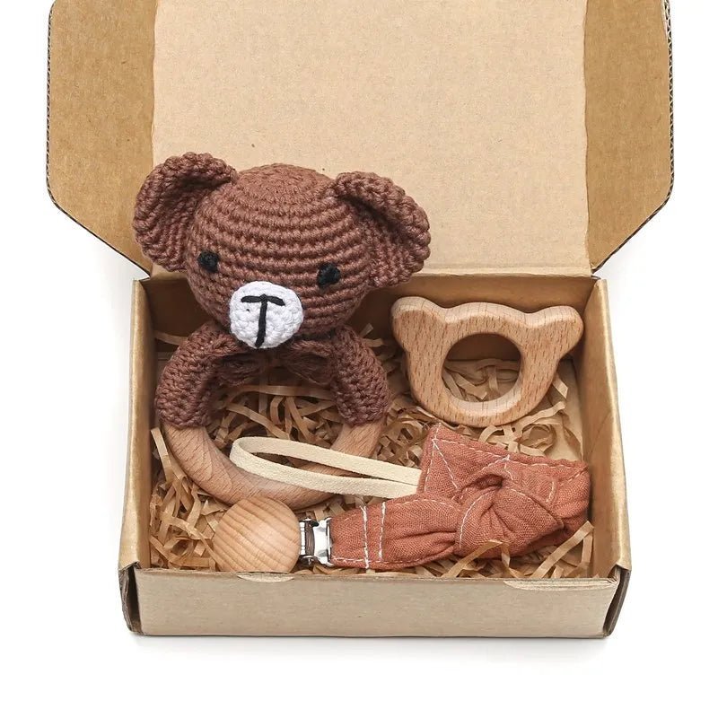 Coffret Cadeau de Naissance – Hochet crocheté, anneau de dentition, attache tétine en bois - Ours- Le monde des pitchounes